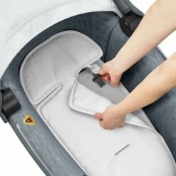 Maxi-Cosi Jade Kinderwagenaufsatz Essential Grey Gruppe 0/0+ (0-12 Kg) | Auch Im Auto Nutzbar 12 Maxi-Cosi Jade Kinderwagenaufsatz Essential Grey Gruppe 0/0+ (0-12 Kg) | Auch Im Auto Nutzbar -Kinder Geschäft 1510050110 2020 maxicosi carrycot jade grey essentialgrey harnessputaway 3qrt