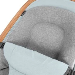 Maxi-Cosi Kori Wippe Essential Grey -Kinder Geschäft 2835050110u1y2020 2020 bouncer kori grey essentialgrey newbornpillow side