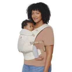 Ergobaby Adapt SoftFlex Mesh Natural Beige Babytrage 9 Ergobaby Adapt SoftFlex Mesh Natural Beige Babytrage -Kinder Geschäft baby carrier adpat sfm natural beige studio 01