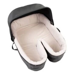 Mountain Buggy Carrycot Plus For Twins Für Duet Buggy -Kinder Geschäft carrycot plus for twins no cosy toe 3qtr top view 1200x1200px 1200x