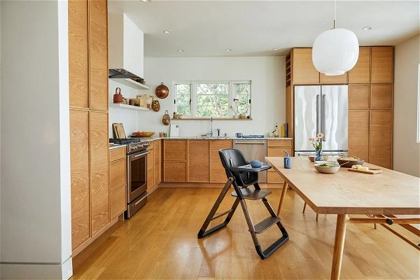 Ergobaby Evolve 3-in-1 Hochstuhl Dark Wood Set Mit Babysitz & Tablett 4 Ergobaby Evolve 3-in-1 Hochstuhl Dark Wood Set Mit Babysitz & Tablett – Bild 2