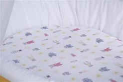 Mionido Stubenwagen Maxi Weiß Pyjamabär Gelb Mit Garnierung, Matratze Und Matratzenbezug 11 Mionido Stubenwagen Maxi Weiß Pyjamabär Gelb Mit Garnierung, Matratze Und Matratzenbezug -Kinder Geschäft mmm0790