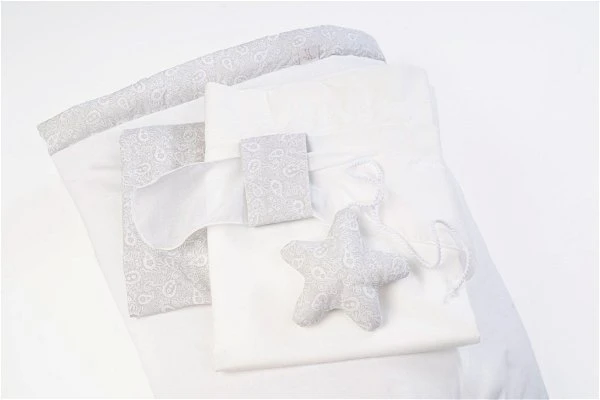 Mionido Stubenwagen Lisa Natur Paisley Hellgrau Mit Garnierung, Matratze Und Matratzenbezug 14 Mionido Stubenwagen Lisa Natur Paisley Hellgrau Mit Garnierung, Matratze Und Matratzenbezug – Bild 12